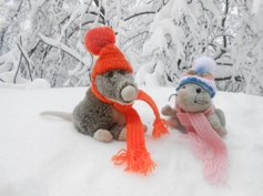 zwei mäuse im schnee